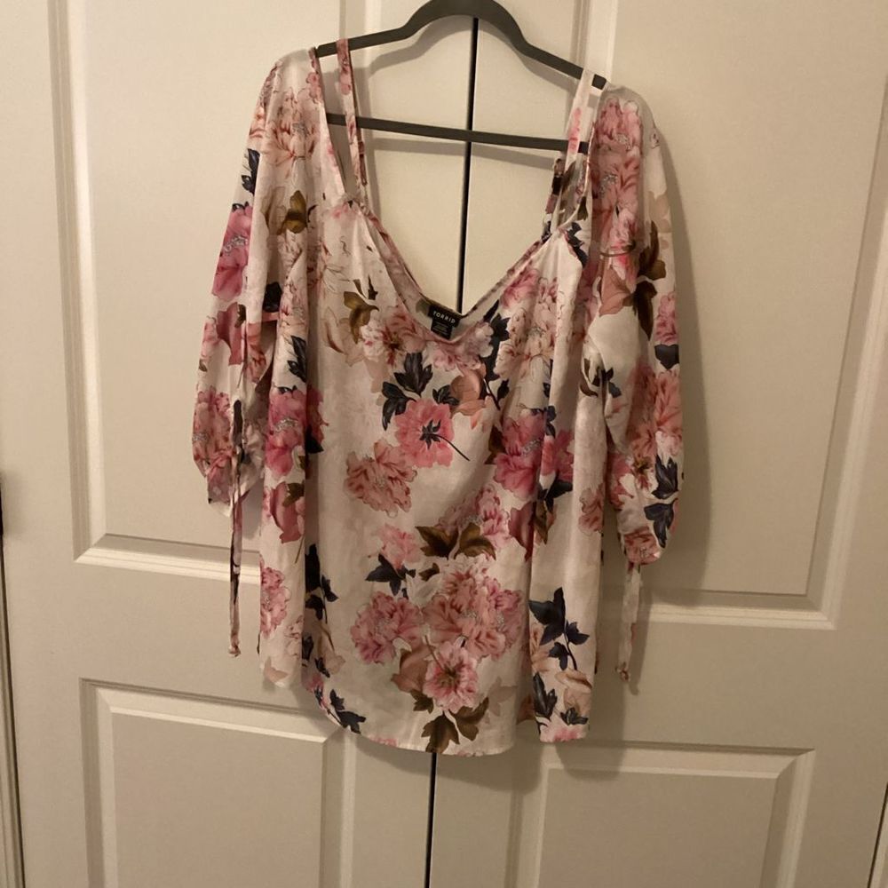 NWT Ladies Torrid Cold Shoulder Floral Top Floral size 3